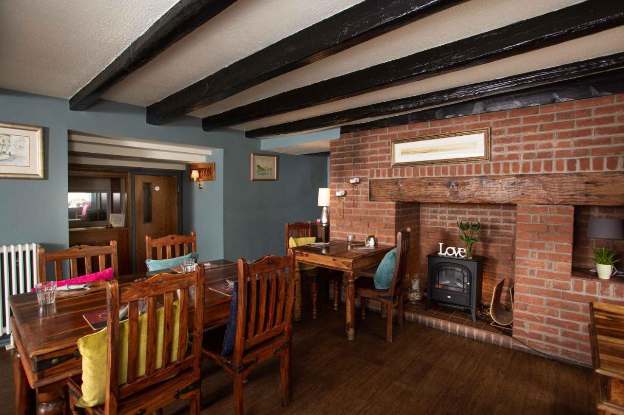 Queens Head Hotel Berwick Upon Tweed Bagian luar foto